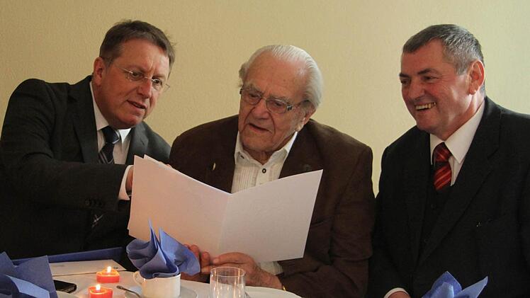 Hans Neuner freut sich über das Schreiben von Ministerpräsident Horst Seehofer zu seinem Jubeltag, das ihm der Kulmbacher Oberbürgermeister Henry Schramm (links) überreicht. Auch der Seniorenbeauftragte des Landkreises, Erhard Hildner, gratulierte zum 100. Geburtstag. Foto: Sonja Adam