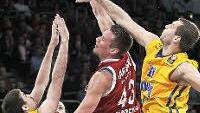 Leon Radosevic (M.) ist mit einem Hakenwurf gegen Alexej Shved (l.) und Sergej Monia erfolgreich.