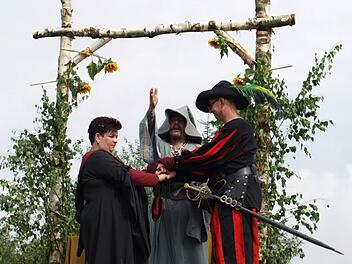 Mit seinem Segen besiegelt Druide Heiko den Bund zwischen Melanie und Matthias Pöhnlein. Foto: Deuerling