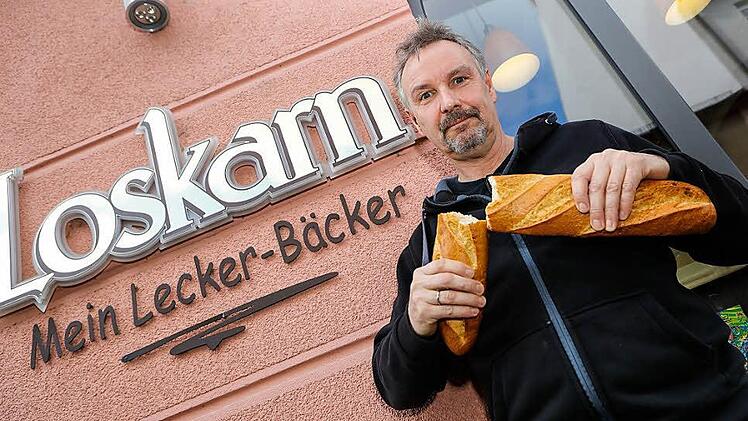 Bäckermeister Thomas Loskarn vor seinem Laden. Er und seine Familie werden nicht bei Rewe in der Wunderburg einsteigen.  Fotos: Matthias Hoch