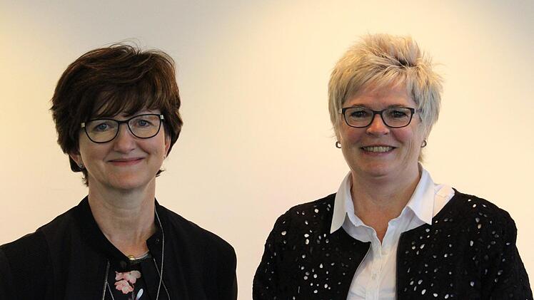 Kerstin Schmidt (links) und Monika Merz geben interessierten Projektträgern Auskunft, wie das mit der Plattform funktioniert.