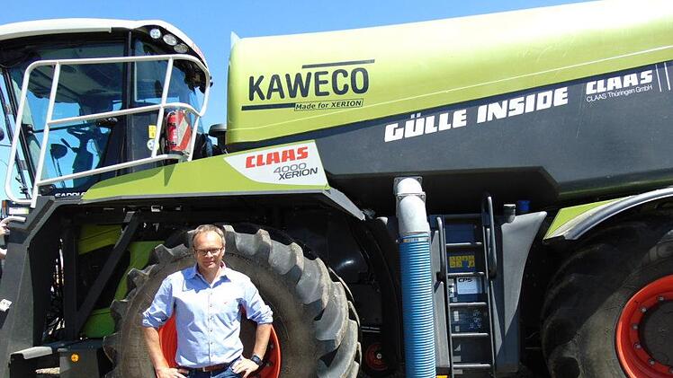 Uwe Krämer bei den großen Gülletransportern Foto: Petra Malbrich