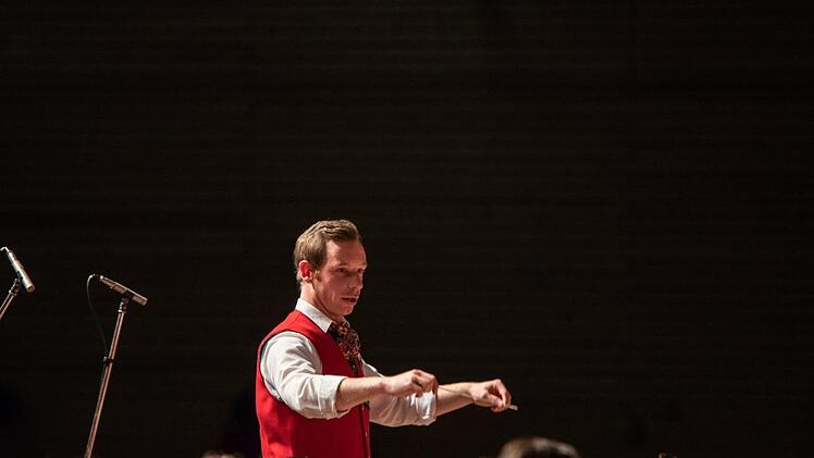 Impressionen vom Weihnachtskonzert in der Franz-Goebel-Halle in Rödental: Tim Eller dirigierte das Jugendorchester.Foto: Vincent Kaibarta