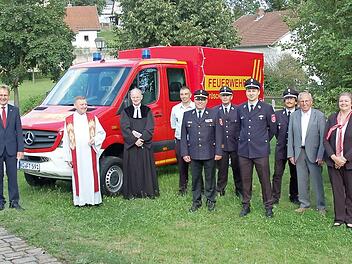 Das neue Einsatzfahrzeug der Tüschnitzer Wehr mit (von links) Landrat Klaus Löffler, Bürgermeister Bernd Rebhan, den beiden Pfarrern Norbert Lang und Reinhold König, Zweitem Vorsitzenden Michael Martin, Kreisbrandinspektor Matthias Schuhbäck, Kreisbrandmeister Markus Reischl, Kommandant Sven Gaertig, Zweitem Kommandanten Harald Fischer, Ehrenmitglied Horst Heller, Carolin Welscher (Sparkasse Kulmbach-Kronach), Manfred Pauli und Hans-Ulrich Fuchs von der Raiffeisenbank Küps