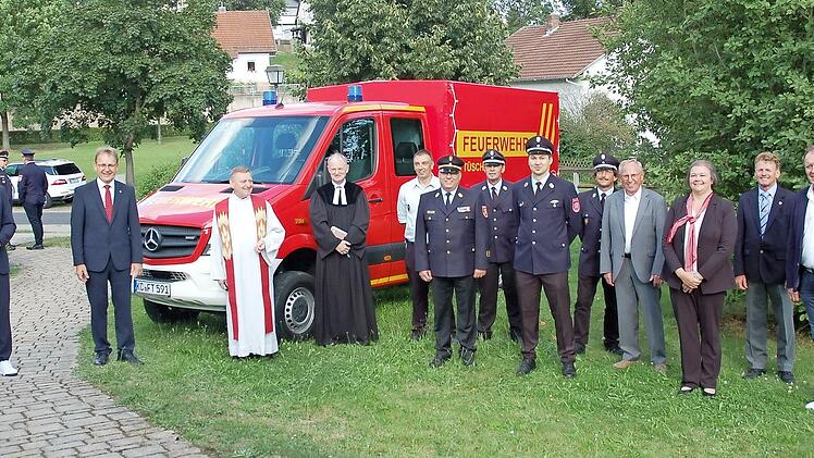 Das neue Einsatzfahrzeug der Tüschnitzer Wehr mit (von links) Landrat Klaus Löffler, Bürgermeister Bernd Rebhan, den beiden Pfarrern Norbert Lang und Reinhold König, Zweitem Vorsitzenden Michael Martin, Kreisbrandinspektor Matthias Schuhbäck, Kreisbrandmeister Markus Reischl, Kommandant Sven Gaertig, Zweitem Kommandanten Harald Fischer, Ehrenmitglied Horst Heller, Carolin Welscher (Sparkasse Kulmbach-Kronach), Manfred Pauli und Hans-Ulrich Fuchs von der Raiffeisenbank Küps