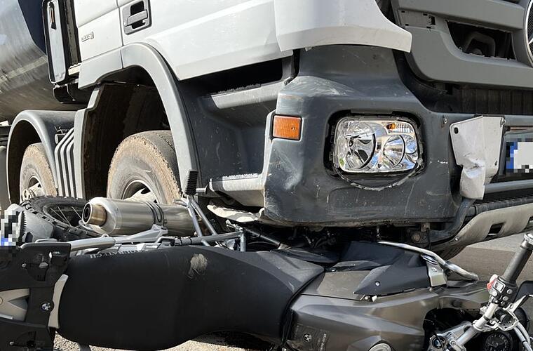 Wiesenfeld: Motorradfahrer (50) von Lkw-Fahrer (62) übersehen - und schwer verletzt