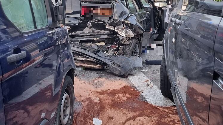 Sieben Fahrzeuge waren an der Karambolage auf der A73 beteidigt.