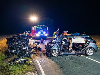 Fahrerin verliert Kontrolle &uuml;ber Fahrzeug und kollidiert mit Mercedes Fahrer -  Schaden wird auf 40.000 &euro; gesch&auml;tzt