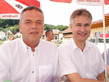 Sie gehörten vor 40 Jahren zu den Buben, die so gerne Fußball spielten und für die die Erwachsenen die Spielvereinigung Roßstadt gründeten: Horst Ziegler (rechts) aus Roßstadt und Franz Hümmer aus Dippach tauschten beim Jubiläum am Wochenende allerhand Erinnerungen aus.  Fotos: Sabine Weinbeer