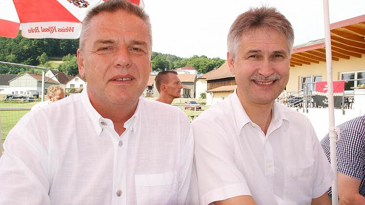 Sie gehörten vor 40 Jahren zu den Buben, die so gerne Fußball spielten und für die die Erwachsenen die Spielvereinigung Roßstadt gründeten: Horst Ziegler (rechts) aus Roßstadt und Franz Hümmer aus Dippach tauschten beim Jubiläum am Wochenende allerhand Erinnerungen aus.  Fotos: Sabine Weinbeer