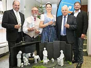 Bürgermeister Johannes Krapp, Friedel Auer, Weißwurstkönigin Christin Herrmann, Direktor Georg Mönius und Markus Hofmann von der Raiffeisenbank (v. l.) bewunderten die Porzellankrippe. Foto: Evi Seeger