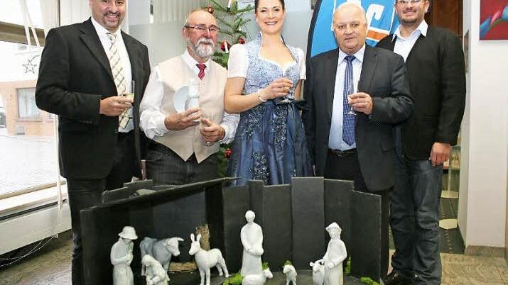 Bürgermeister Johannes Krapp, Friedel Auer, Weißwurstkönigin Christin Herrmann, Direktor Georg Mönius und Markus Hofmann von der Raiffeisenbank (v. l.) bewunderten die Porzellankrippe. Foto: Evi Seeger