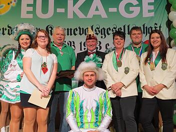 Auszeichnungen erhalten: Marita Buschmann, Larissa Ortmann, Peter Sell, Dieter Kewersun (Fastnacht-Verband Franken), Irene Kramer, Sebastian Leber, Katharina Baidel.  Foto: Doris Bauer