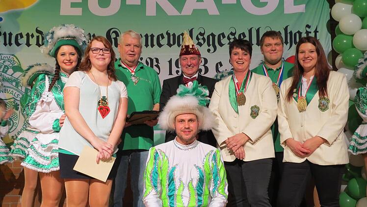 Auszeichnungen erhalten: Marita Buschmann, Larissa Ortmann, Peter Sell, Dieter Kewersun (Fastnacht-Verband Franken), Irene Kramer, Sebastian Leber, Katharina Baidel.  Foto: Doris Bauer