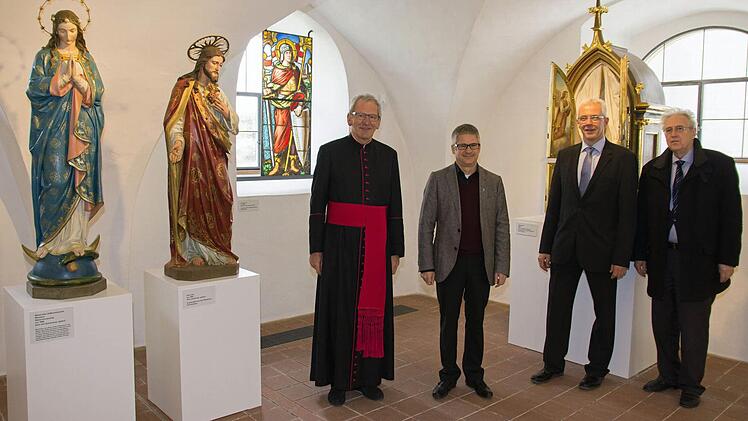 Hocherfreut feierten die Pfarrei St. Kilian Haßfurt und die Stadt Haßfurt die Eröffnung des Dokumentationszentrums Sankt Michaelskapelle in Haßfurt. Im Bild (von links) Domkapitular Dr. Jürgen Lenssen, Kunstreferent der Diözese Würzburg, der das Konzept erstellt hat, Pfarrer Stephan Eschenbacher, Bürgermeister Günther Werner und der Architekt Dag Schröder aus Schweinfurt.
