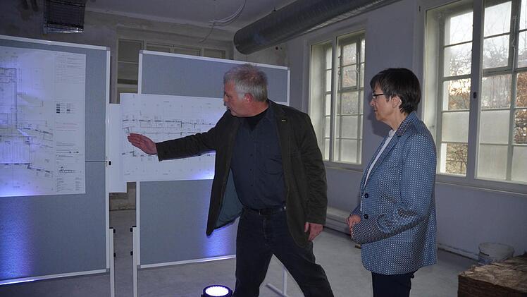Richard Peschel vom Bauamt der Stadt erklärt Regierungspräsidentin Heidrun Piwernetz die Pläne für den Umbau. Fotos: Rainer Lutz