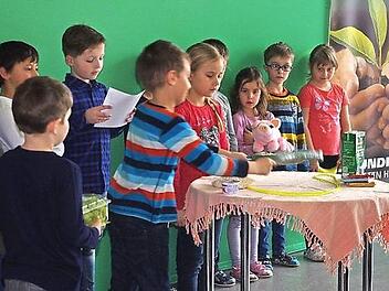 Bei einem Gedicht stellten die Mädchen und Jungen ihr Wissen über gesunde Ernährung unter Beweis. Foto: hs