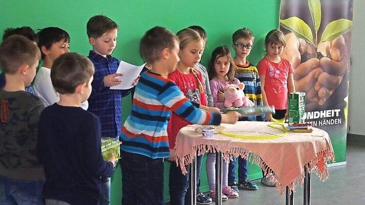 Bei einem Gedicht stellten die Mädchen und Jungen ihr Wissen über gesunde Ernährung unter Beweis. Foto: hs