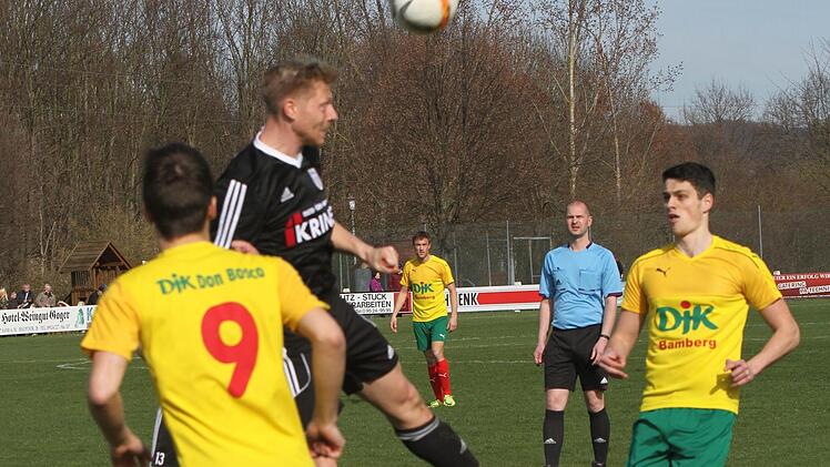 Stefan Nöthling (Zweiter von links) vom FC Sand klärt mit einem sicheren Kopfball vor den Bambergern Daniel Schäffler (links) und Marco Schmitt (rechts).