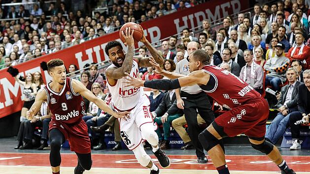 Bryce Taylor (mit Ball) zieht an alter Wirkungsst&auml;tte gegen den M&uuml;nchner Topwerfer Jared Cunningham (l.) und Alex King zum Korb. Fotos: Daniel L&ouml;b