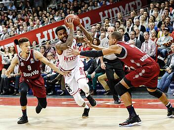 Bryce Taylor (mit Ball) zieht an alter Wirkungsstätte gegen den Münchner Topwerfer Jared Cunningham (l.) und Alex King zum Korb. Fotos: Daniel Löb