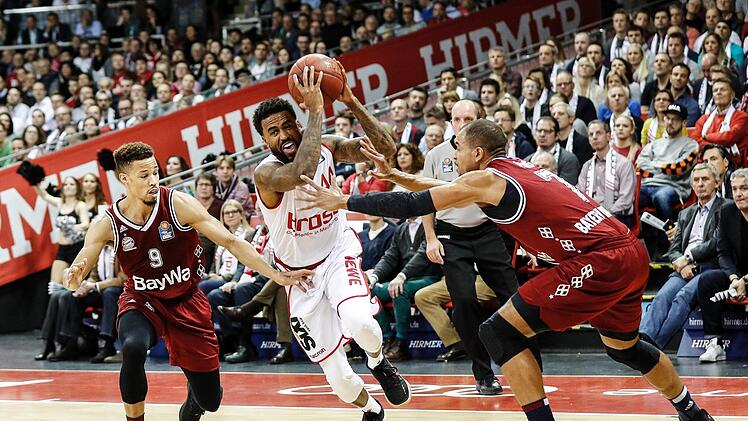 Bryce Taylor (mit Ball) zieht an alter Wirkungsstätte gegen den Münchner Topwerfer Jared Cunningham (l.) und Alex King zum Korb. Fotos: Daniel Löb
