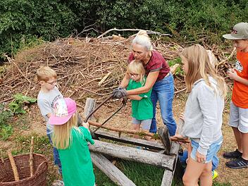 Bei der Alten Sch&auml;ferei in Ahorn durften die Kinder beim Holzs&auml;gen mit anpacken.Verena Stark
