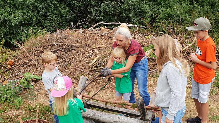 Bei der Alten Sch&auml;ferei in Ahorn durften die Kinder beim Holzs&auml;gen mit anpacken.Verena Stark