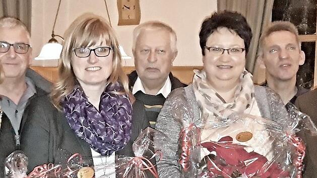 Bei der Ehrung der CSU (von links): die Vorsitzende Birgit Finzel, Peter H&ouml;hn, Sandra Schramm, Werner Bartelmann, Susanne Bartelmann, Zweiter Vorsitzender Robert Bohla und Ewald Baetz  Foto: Helmut Will