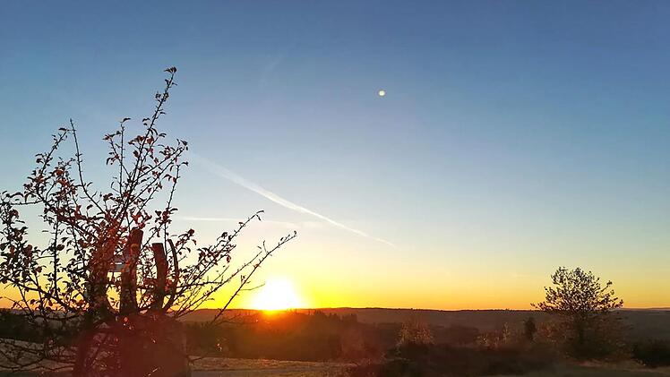 Sonnenuntergang über dem Frankenwald bei Neuengrün ... Ort