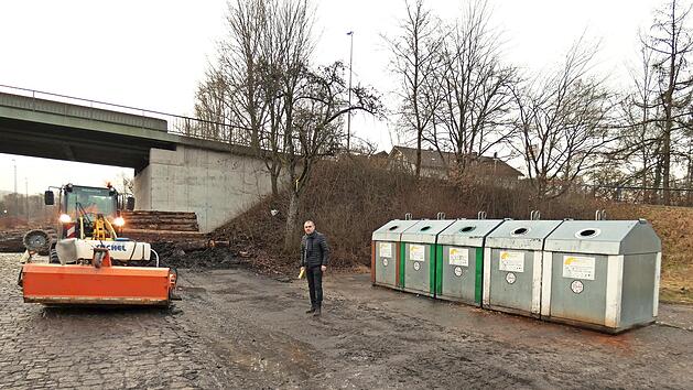 Wiederholt hat Bürgermeister Alexander Wunderlich die verschmutzte Zufahrt zu den Altglascontainern vom gemeindlichen Bauhof reinigen lassen.