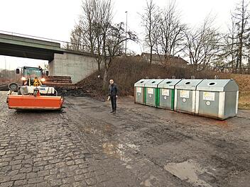 Wiederholt hat Bürgermeister Alexander Wunderlich die verschmutzte Zufahrt zu den Altglascontainern vom gemeindlichen Bauhof reinigen lassen.