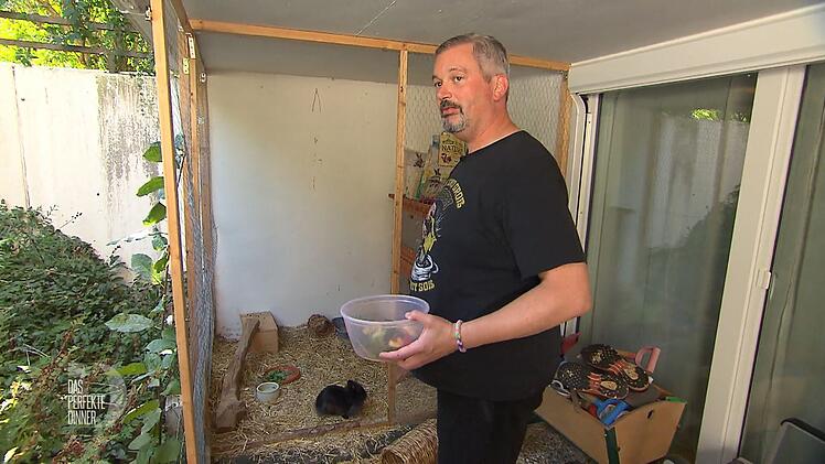 Wenn Sascha heute schon so gro&szlig; aufkocht, sollen auch die Kaninchen Popcorn und Magnum was davon haben.