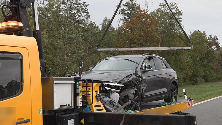 A6 bei Aurach: Zwei Verletzte bei Unfall - hoher Schaden