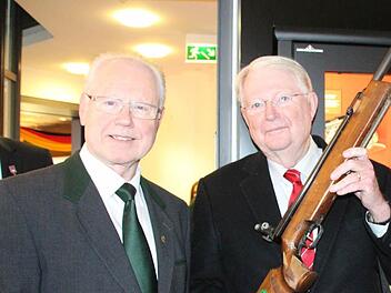 Gerd Kümmet aus Kronach (links) wurde 1966 erster Weltmeister im Luftgewehrschießen. Seine Waffe vermachte er dem Museum. Rechts sein damaliger Gegner Gary Anderson, heute Vizepräsident der ISSF.
