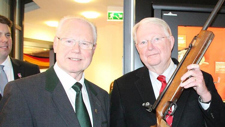 Gerd Kümmet aus Kronach (links) wurde 1966 erster Weltmeister im Luftgewehrschießen. Seine Waffe vermachte er dem Museum. Rechts sein damaliger Gegner Gary Anderson, heute Vizepräsident der ISSF.