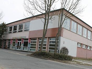 274 000 Euro soll das Schulgebäude in Zentbechhofen kosten. Mit dabei ist ein 3000 Quadratmeter großes Grundstück.  Fotos: Martin Kreklau