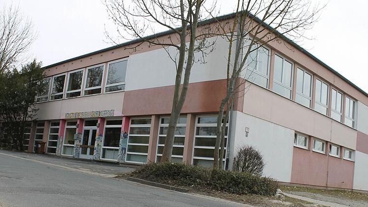 274 000 Euro soll das Schulgebäude in Zentbechhofen kosten. Mit dabei ist ein 3000 Quadratmeter großes Grundstück.  Fotos: Martin Kreklau