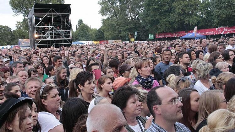 Xavier Naidoo machte seine Fans am Samstag im Forchheimer Jahnstadion glücklich. Foto: Josef Hofbauer