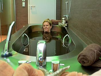 Marion Reusch im 42 Grad warmen Moorbad in der KissSalis-Therme.  Foto: Peter Rauch