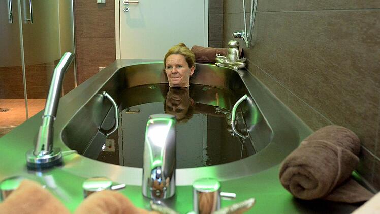 Marion Reusch im 42 Grad warmen Moorbad in der KissSalis-Therme.  Foto: Peter Rauch