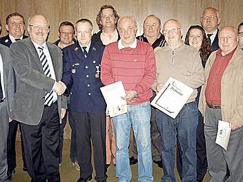 Die geehrten Mitglieder der Feuerwehr Wallenfels mit den Ehrengästen und den beiden Vorsitzenden. Von links: Bürgermeister Jens Korn, Kreisbrandmeister Hans Stumpf, Bernd Steger, Reinhard Stumpf (40 Jahre), Markus Weiß (25), Henry Stöcker (25), Helmut Köstner (50), Günther Müller (50), Reinhard Schlee (60), Vorsitzende Carolin Wicklein, Kreisbrandinspektor Hans-Ullrich Müller, Adolf Weiß (40) und Zweiter Vorsitzender Florian Weiß.  Foto: Susanne Deuerling