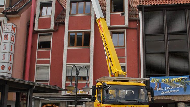 Das Dach wird nach der Explosion auf Schäden und mögliche Brandstellen kontrolliert. Foto: Jürgen Gärtner