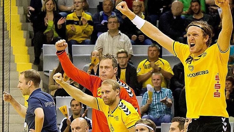 Erinnerungen an die letzte Saison, als der HSC 2000 Coburg gegen den SV Henstedt-Ulzburg allen Grund zum Jubeln hatte. Am Samstag soll die neue Coburger Mannschaft erneut siegen und richtig in die Saison starten. Foto: Albert Höchstädter