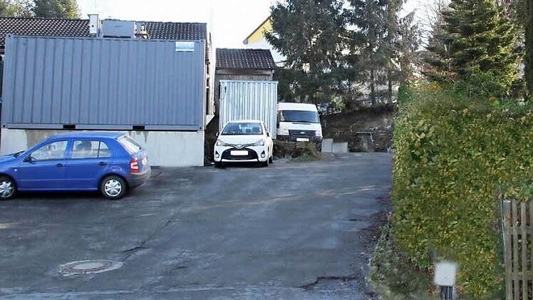 Das ist die umstrittene Zufahrt zur Bäckerei Dumler. Rechts daneben wohnt der Kupferberger Bürgermeister Alfred Kolenda. Foto: Stephan Tiroch