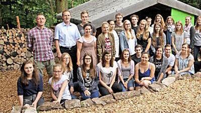 Stolz präsentiert sich der Jugendchor "Cantarella" mit Bürgermeister Michael Ziegler (mittlere Reihe, Zweiter von links) zum Abschluss der Arbeiten auf der kleinen Freizeitanlage .