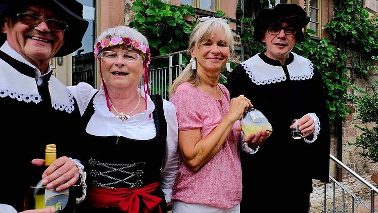 (V.l.): Manfred Scheller, Eva Albert, Maria Heckmann und Bürgermeister Armin Warmuth. Foto: Gerd Schaar