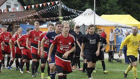 Einlaufen der Mannschaften in Kirchweihstimmung Fotos: sportpress