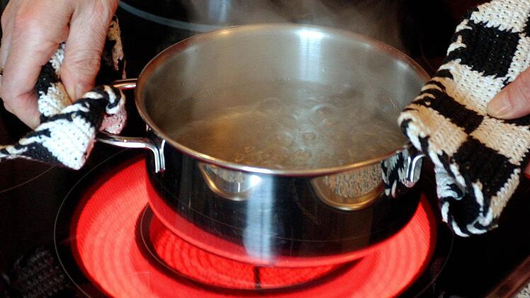 Leitungswasser soll erst zehn Minuten sprudelnd abgekocht werden, bevor man es etwa zur Zubereitung von Nahrung verwendet. Foto: dpa