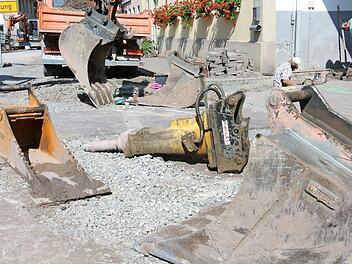 Was man halt so braucht, um an die Hausanschlüsse heranzukommen und sie zu bearbeiten, liegt bereit. Die Arbeiter in der Stettfelder Hauptstraße müssen sich akribisch den Details widmen.  Fotos: Brigitte Krause